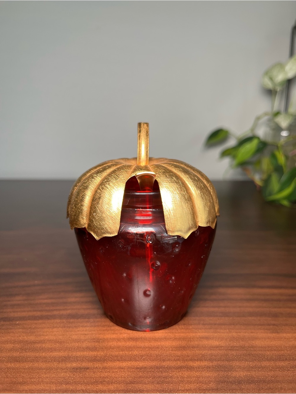 Ruby red glass strawberry jam jar with gold metal lid. 1970 - 70’s Avon - Picture 4 of 12